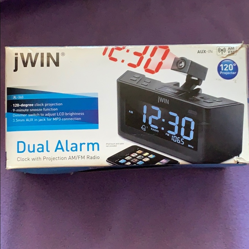 Dual Alarm Clock with Projection AM/FM Radio